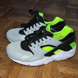 NIKE Huaraches boys size 6.5Y. Only been worn once!